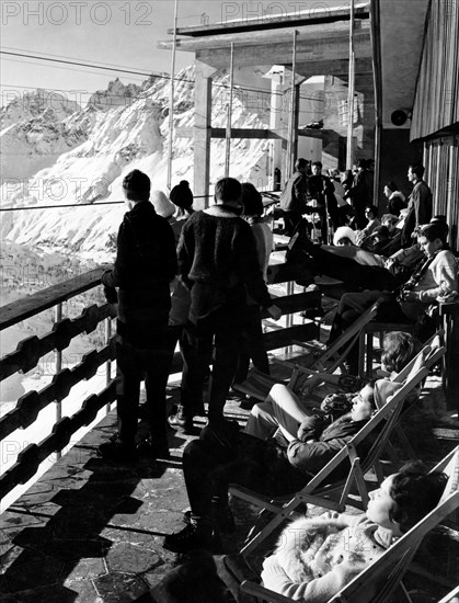 montagnes, touristes au soleil, 1963