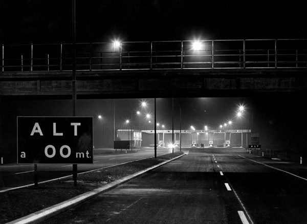 construction d'une route, "autostrada del sole", péage de melegnano, nuit, 1958