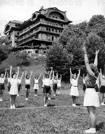 dans le parc de l'institut féminin de chexbres, 1950