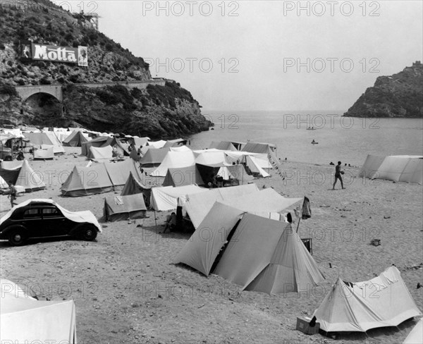 camping sur une plage italienne, 1956