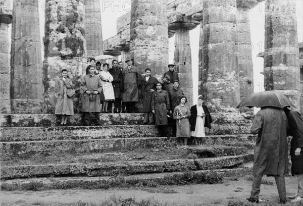 touristes à paestum, 1962