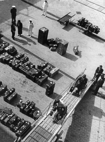 bagages attendant d'être chargés sur le navire, 1953