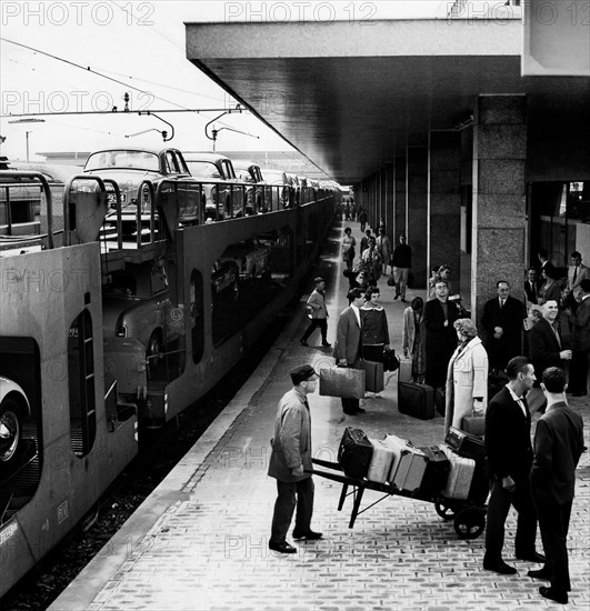 train de transport de voitures en gare de milan garibaldi, 1969