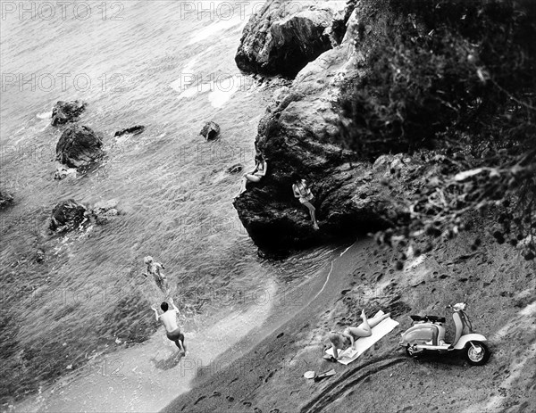 scooter, lambretta et modèles sur la plage, 1960