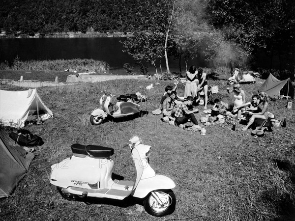 camping en plein air avec lambretta, 1958