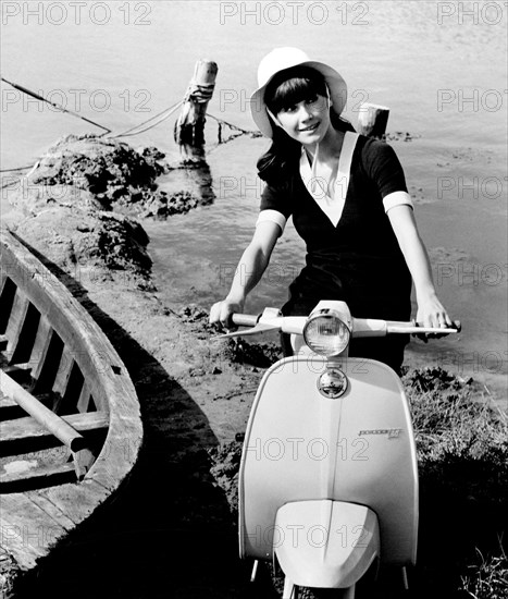 scooter, vespa 50 et modèle au lac, 1967