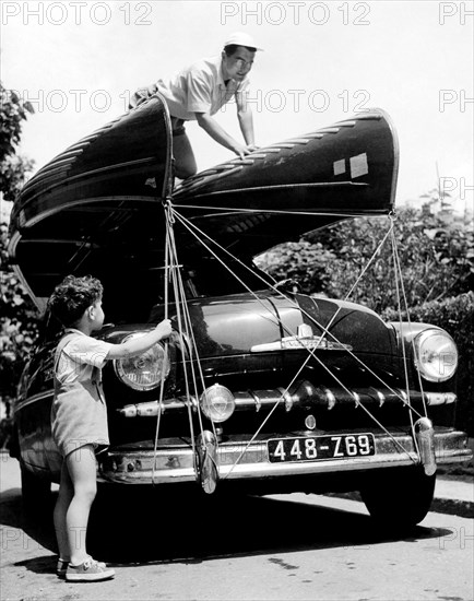 sport, aviron, canoës prêts à être transportés sur le lieu d'utilisation, 1950