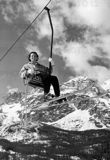 europe, italie, veneto, dolomites, cortina d'ampezzo, jeune homme sur un télésiège, 1951