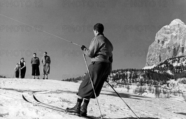 europe, italie, veneto, dolomites, cortina d'ampezzo, jeune homme sur le téléski, 1951