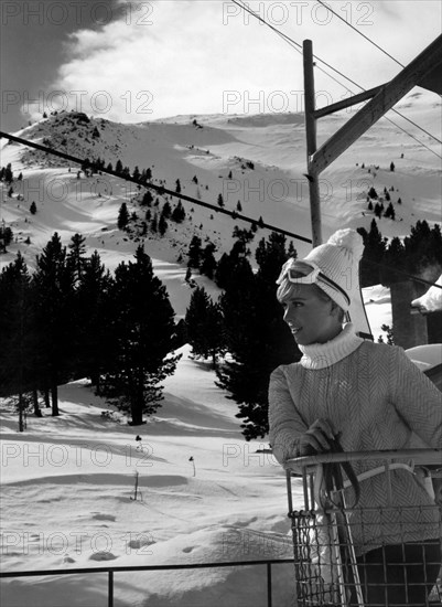 europe, italie, alto adige, alpe della muta, skieuse sur une télécabine, 1967
