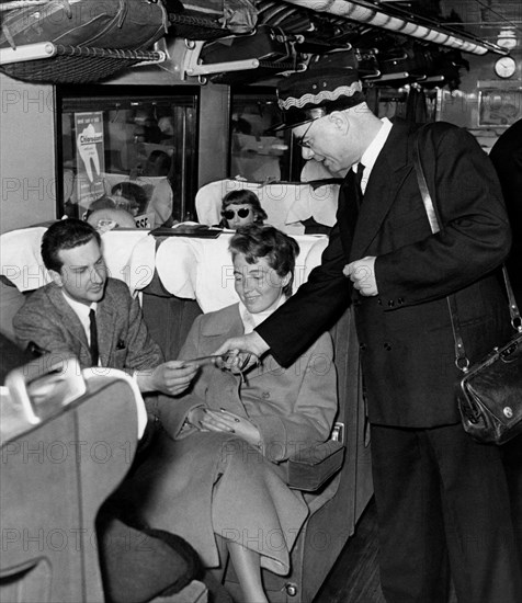 contrôle des billets sur le train etr 200, 1952