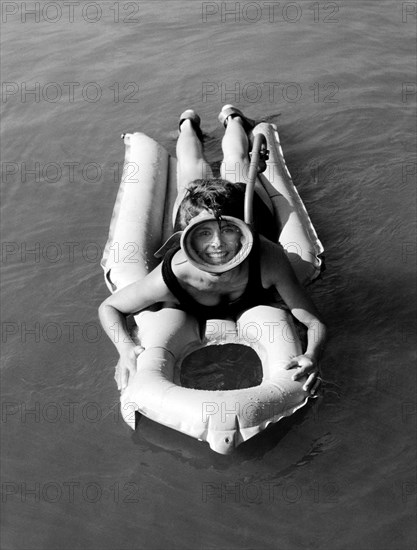 sur un matelas de plage, 1960