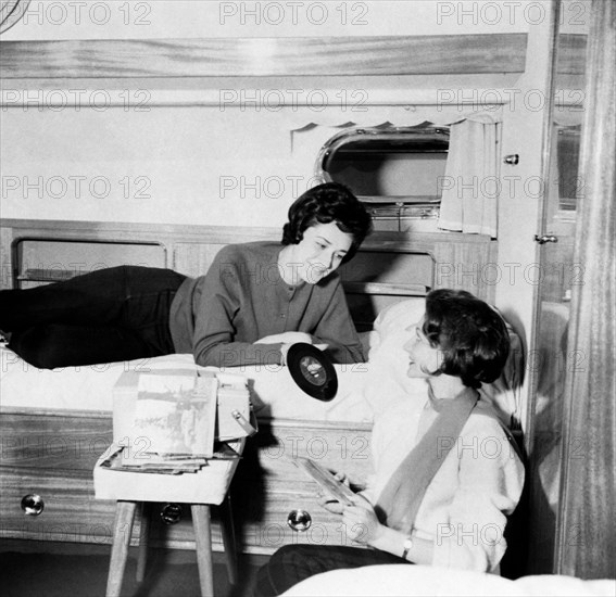 touristes dans la cabine du motoyacht ischia des chantiers navals baglietti, 1961