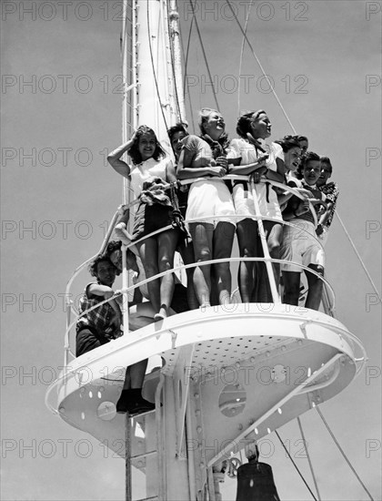 filles en croisière sur le nid de pie du vulcania, 1952