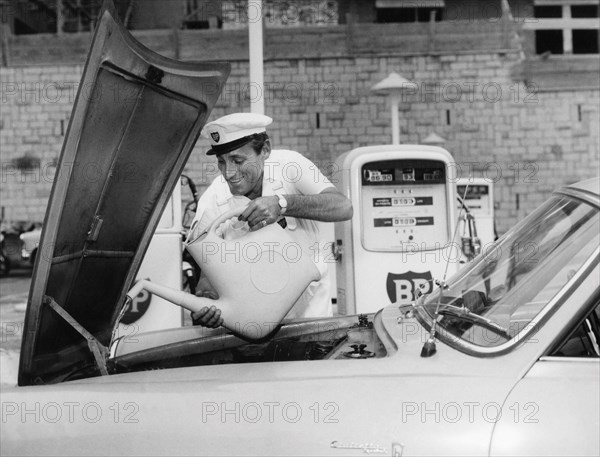 l'acteur giulio marchetti dans sa station-service à rome, 1968