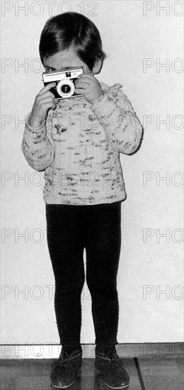 petite fille avec un appareil photo, 1969