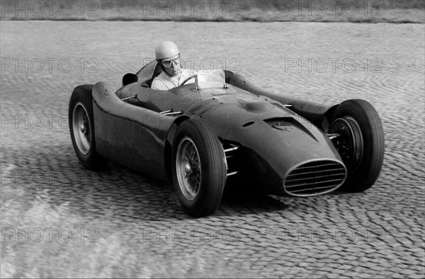 alberto ascari sur le grand prix lance, 1955