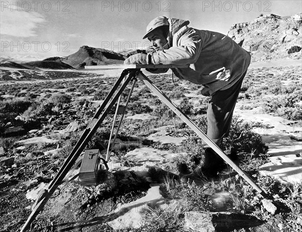 géologue avec géomètre toponymique, 1953