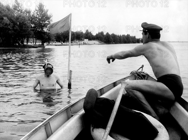 pompier chargé de la sécurité au port maritime de milan, 1958