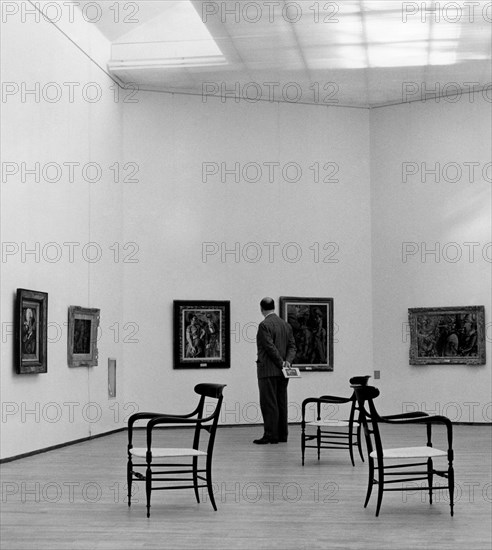 visiteur de l'exposition georges rouault, palais des arts modernes de milan, 1955