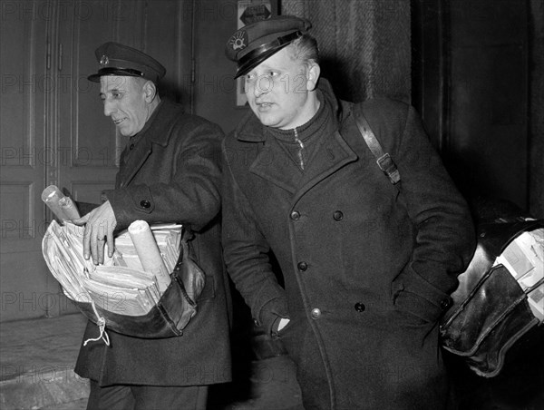 Postmen are preparing for delivery. 1955