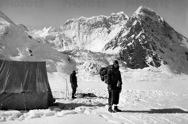 Explorers in Turkestan. 1920-30