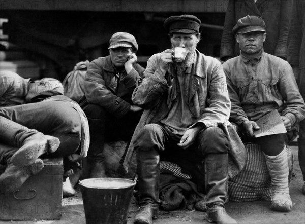 Russian peasants wait for the train. 1920-30