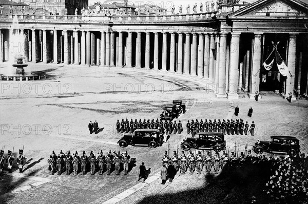 Pontifical troops in piazza san pietro. 1910-20