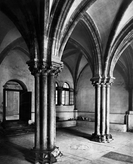 Lazio. priverno. chapter house of the abbey of fossanova. 1910-20