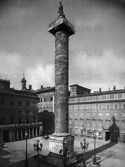 Marco aurelio column. chigi palace. piazza colonna. rome 1920