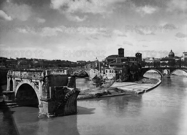 Rome. isola tiberina. ponte rotto. 1950