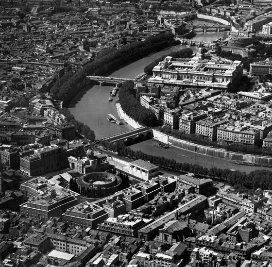 Aerial view of a stretch of the Tiber in Rome. 1955