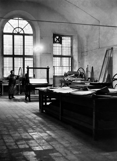 Italy. Rome. work hall of a chalcography. 1961