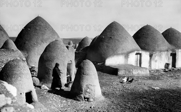 Syria. tel bisseh. conical buildings used as cellars or granaries. 1950