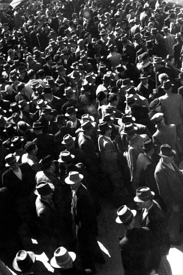 Italy. Colle di val d'elsa. traders in the square. 1949