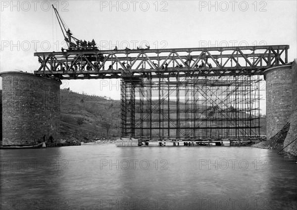 Railroad Florence Arezzo. Recostruction Of The Viaduct On The Arno River. 1946