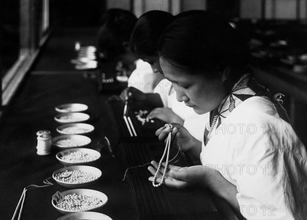 Japan. Japanese Girls Shove Beads For Necklaces. 1920-30
