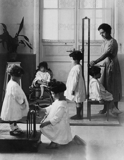 Montessori Kindergarten. Measurement Of Growth. Naples 1920-30