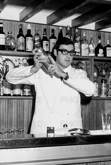 Barman. 1968