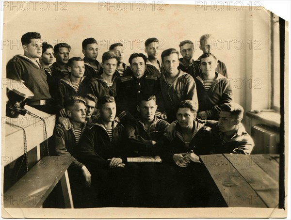 Cadets group at the Naval College in the office of anti-submarine defense.