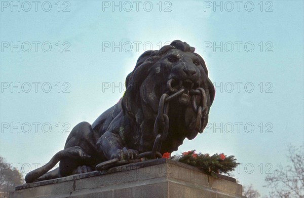 Lion, break the chains of slavery and laid his mighty paw on the defeated Ottoman shield.