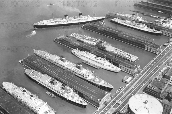 Usa. New York. Superliner Ship. Harbour. 1960s