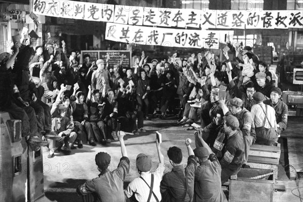 China.cultural Revolution. Studying Mao's Red Book