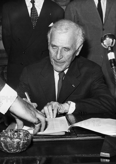 Marc Chagall signs the donation to the state of his work biblical message.