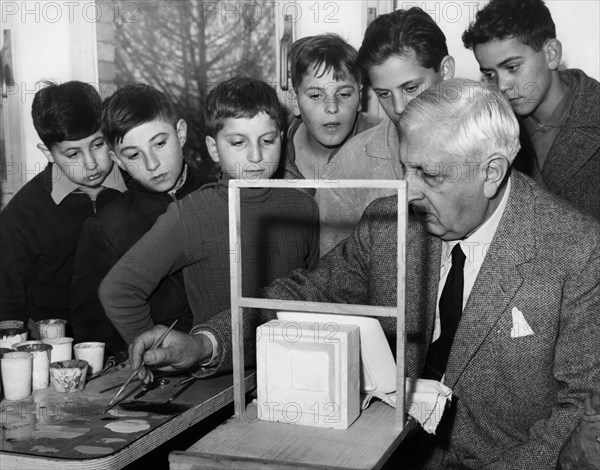 Giorgio De Chirico in a practical painting lesson.