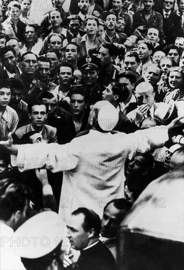 Pope Pius Xii Among The Faithful.