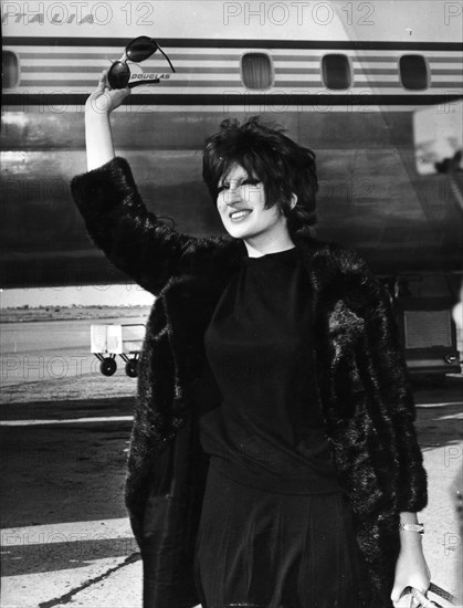 Mina Arriving In Rome.