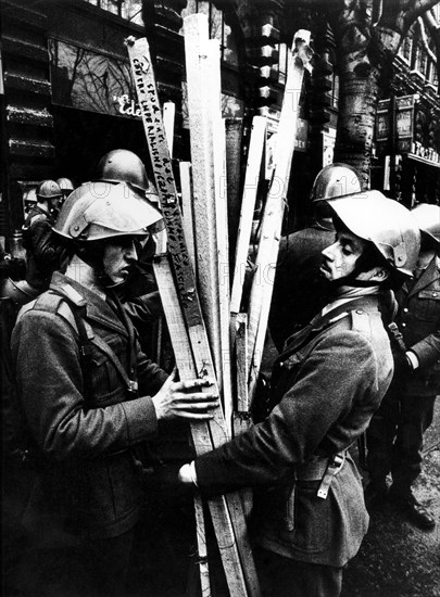 Police Sequesters The Sticks Of The Banners Of The Demonstrators.