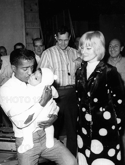 Sammy Davis Jr With His Wife May Britt And Their Son During A Break Of The Film Shooting.