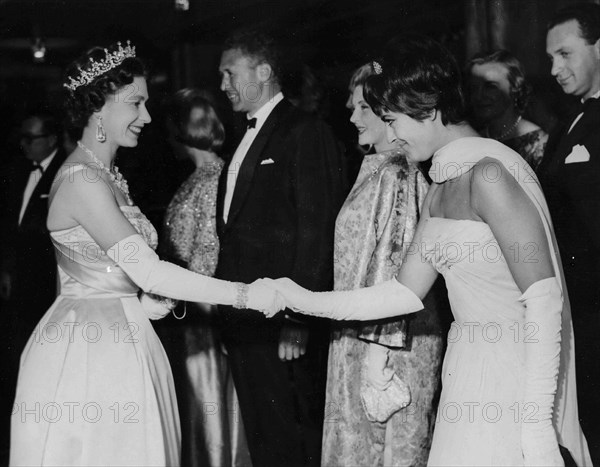 Regina Elisabetta II, Irene Papas and Anthony Quayle.